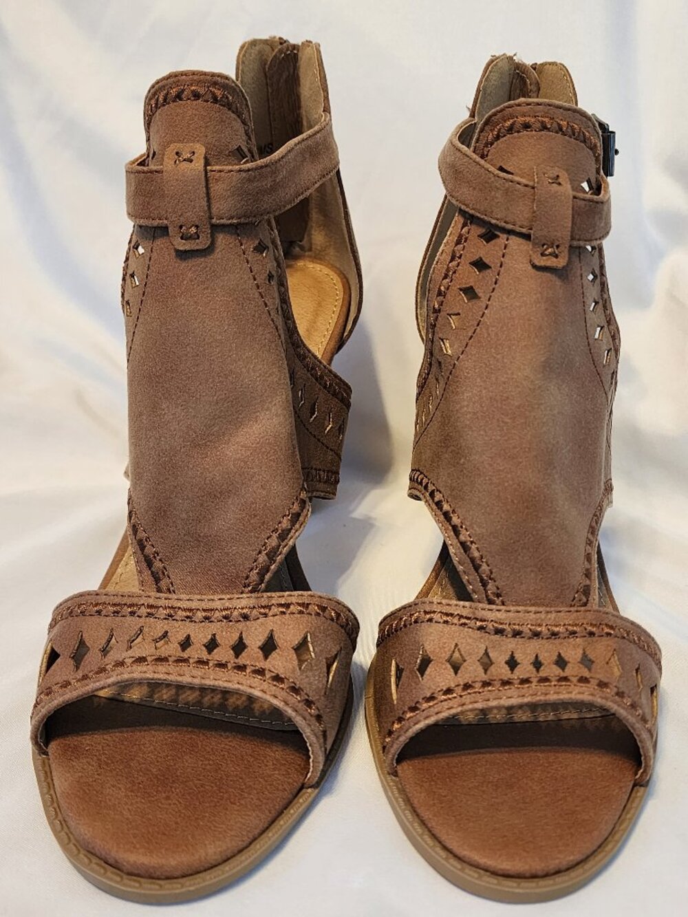 Report Roselet Taupe Laser Cut Block Heel Sandals Women’s Size 8